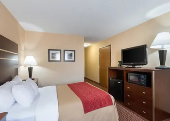 Quality Inn Parkersburg North - Vienna hotel thumbnail 2