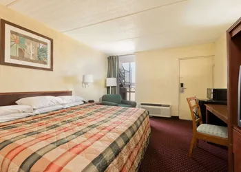 Knights Inn Brenham hotel thumbnail 5