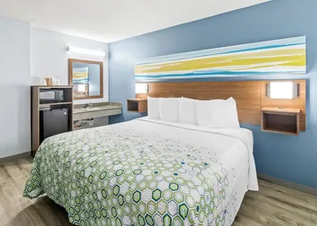 HomeTowne Studios by Red Roof Florence, KY-Cincinnati Airport hotel thumbnail 6