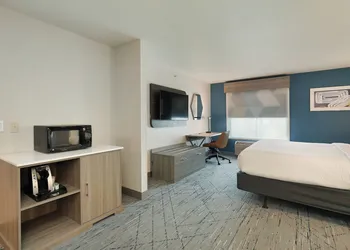 Holiday Inn Express & Suites New Berlin by IHG hotel thumbnail 3
