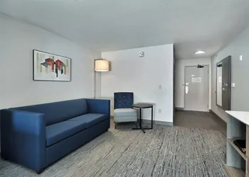Holiday Inn Express & Suites New Berlin by IHG hotel thumbnail 4