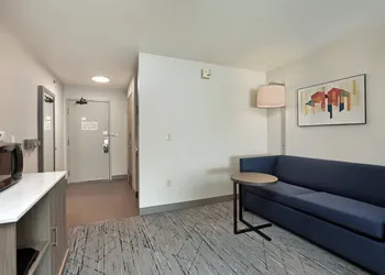 Holiday Inn Express & Suites New Berlin by IHG hotel thumbnail 5