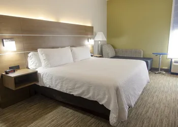 Holiday Inn Express Marshfield by IHG hotel thumbnail 3