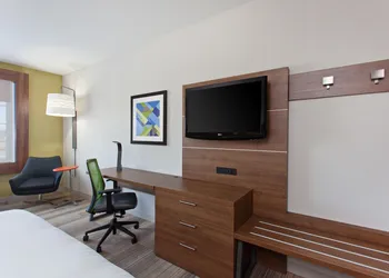 Holiday Inn Express & Suites Corona by IHG hotel thumbnail 3