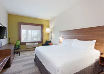 Holiday Inn Express & Suites Corona by IHG hotel thumbnail 6