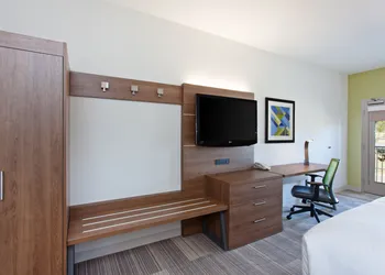 Holiday Inn Express & Suites Corona by IHG hotel thumbnail 8