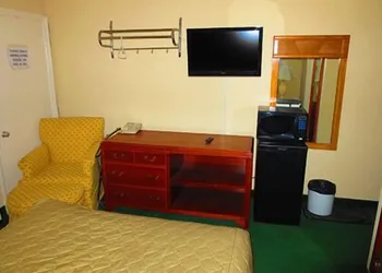 Canadiana Motel hotel thumbnail 3