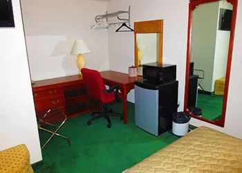 Canadiana Motel hotel thumbnail 4