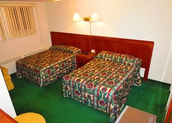 Canadiana Motel hotel thumbnail 5