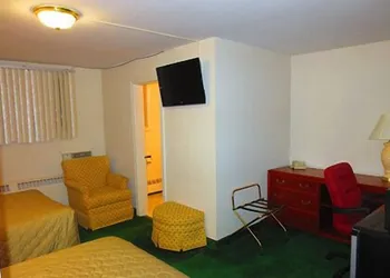 Canadiana Motel hotel thumbnail 7