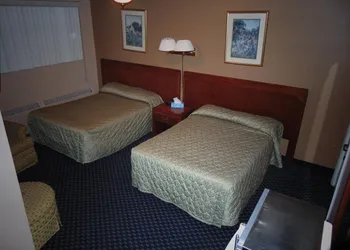 Canadiana Motel hotel thumbnail 8