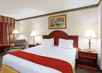 Holiday Inn Express Hotel & Suites Tupelo by IHG hotel thumbnail 3