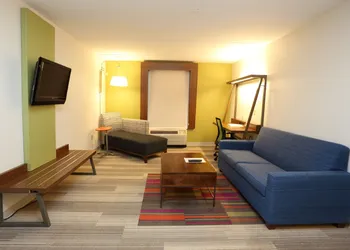 Holiday Inn Express & Suites Newport News by IHG hotel thumbnail 3