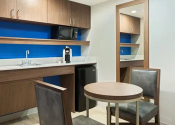 Holiday Inn Express & Suites Nearest Universal Orlando by IHG hotel thumbnail 5