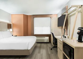 Holiday Inn Express & Suites Nearest Universal Orlando by IHG hotel thumbnail 6