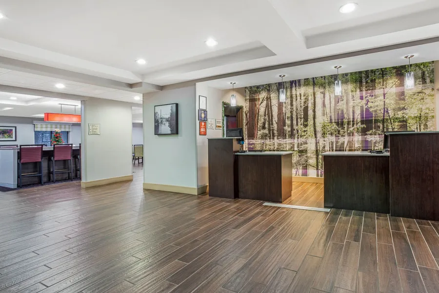 La Quinta Inn & Suites by Wyndham Norwich-Plainfield-Casino hotel detail image 2