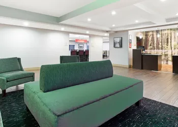 La Quinta Inn & Suites by Wyndham Norwich-Plainfield-Casino hotel thumbnail 3