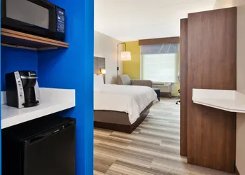 Holiday Inn Express Hotel & Suites Warrenton by IHG hotel thumbnail 7