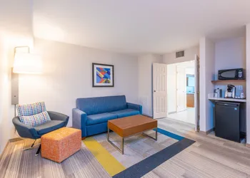 Holiday Inn Express & Suites Bradenton West by IHG hotel thumbnail 2
