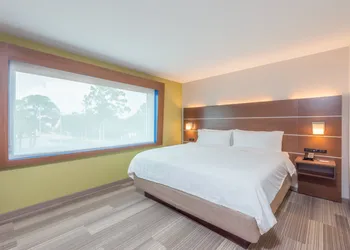 Holiday Inn Express & Suites Bradenton West by IHG hotel thumbnail 3