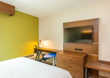 Holiday Inn Express & Suites Bradenton West by IHG hotel thumbnail 8
