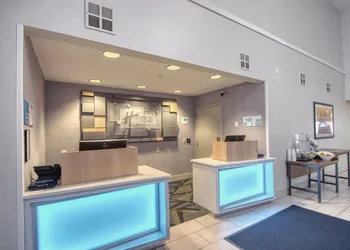 Holiday Inn Express Hotel & Suites Oshkosh by IHG hotel thumbnail 2