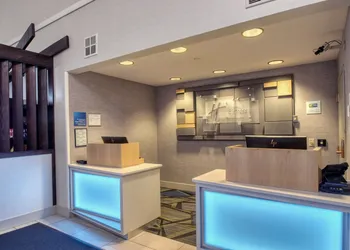 Holiday Inn Express Hotel & Suites Oshkosh by IHG hotel thumbnail 3
