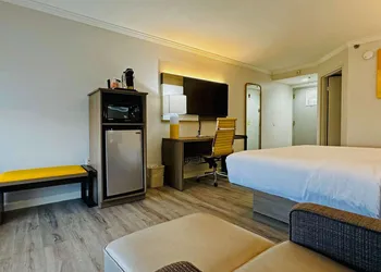 Comfort Inn & Suites Houston I-10 West Energy Corridor hotel thumbnail 7