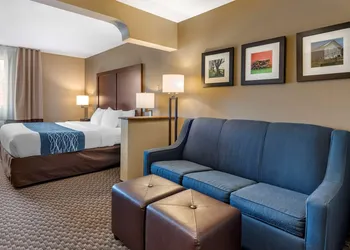 Comfort Inn & Suites Napoleon hotel thumbnail 4
