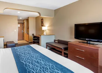 Comfort Inn & Suites Napoleon hotel thumbnail 5