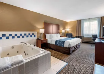 Comfort Inn & Suites Napoleon hotel thumbnail 7