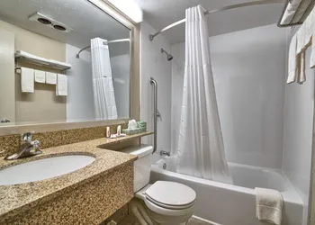Howard Johnson by Wyndham Bangor hotel thumbnail 8