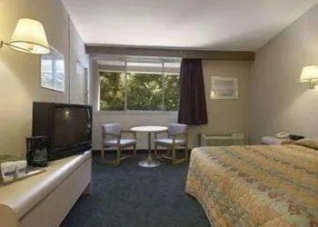 Knights Inn Liberty hotel thumbnail 3