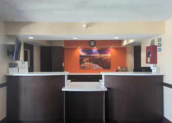 Howard Johnson by Wyndham Williams hotel thumbnail 2