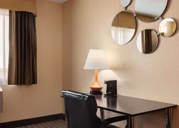 Howard Johnson by Wyndham Williams hotel thumbnail 6