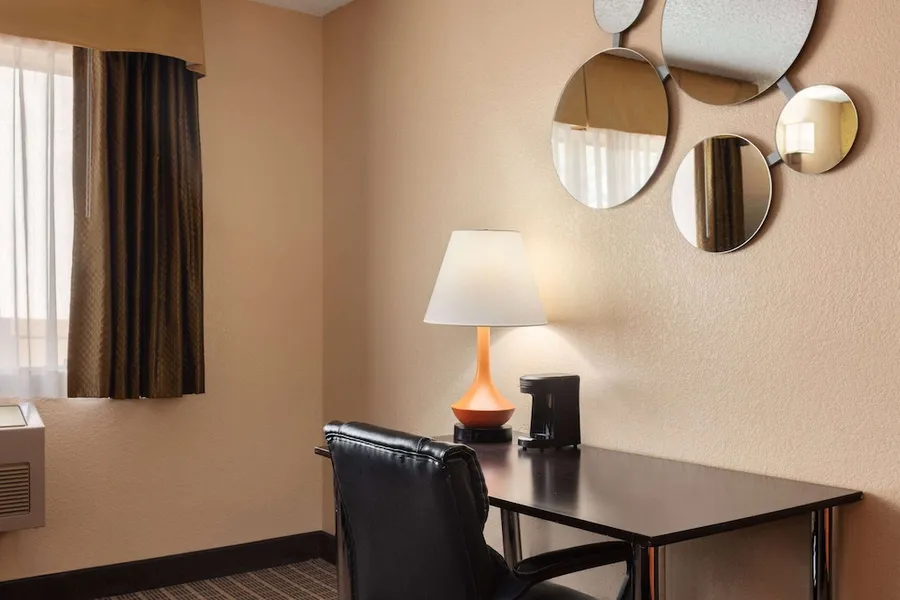 Howard Johnson by Wyndham Williams hotel detail image 6