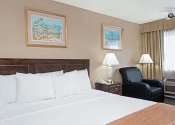 Howard Johnson by Wyndham Torrance hotel thumbnail 3