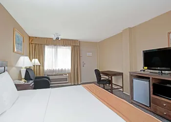 Howard Johnson by Wyndham Torrance hotel thumbnail 4