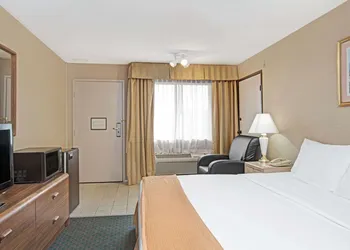 Howard Johnson by Wyndham Torrance hotel thumbnail 5