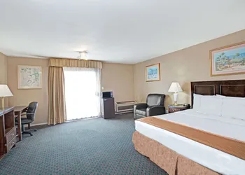 Howard Johnson by Wyndham Torrance hotel thumbnail 7