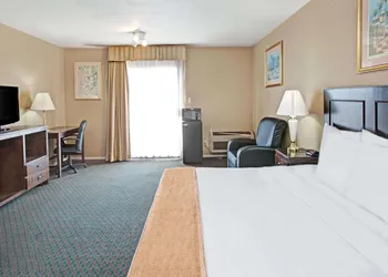 Howard Johnson by Wyndham Torrance hotel thumbnail 8