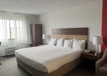 Ramada by Wyndham Effingham hotel thumbnail 4