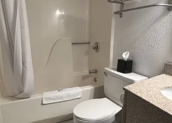 Ramada by Wyndham Effingham hotel thumbnail 5