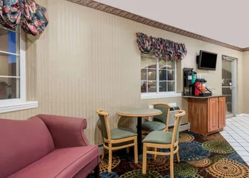 Howard Johnson by Wyndham Lenox hotel thumbnail 2