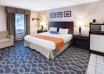 Howard Johnson by Wyndham Lenox hotel thumbnail 6