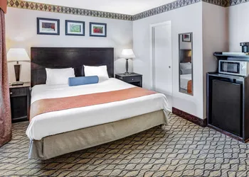 Howard Johnson by Wyndham Lenox hotel thumbnail 7