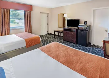 Howard Johnson by Wyndham Lenox hotel thumbnail 8