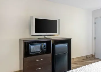 Clarion Inn & Suites Kissimmee-Lake Buena Vista South hotel thumbnail 5
