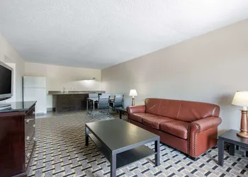 Clarion Inn & Suites Kissimmee-Lake Buena Vista South hotel thumbnail 6