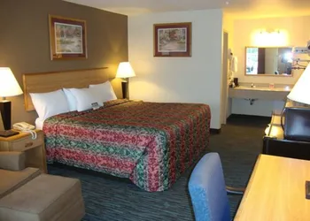 Econo Lodge Inn & Suites Jackson Northwest hotel thumbnail 6